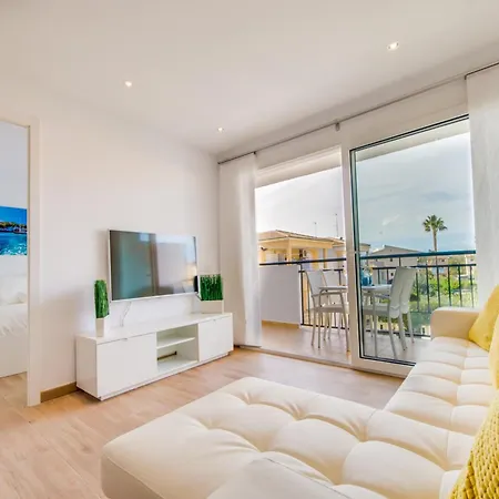 Apartment With Communal Pool Access *